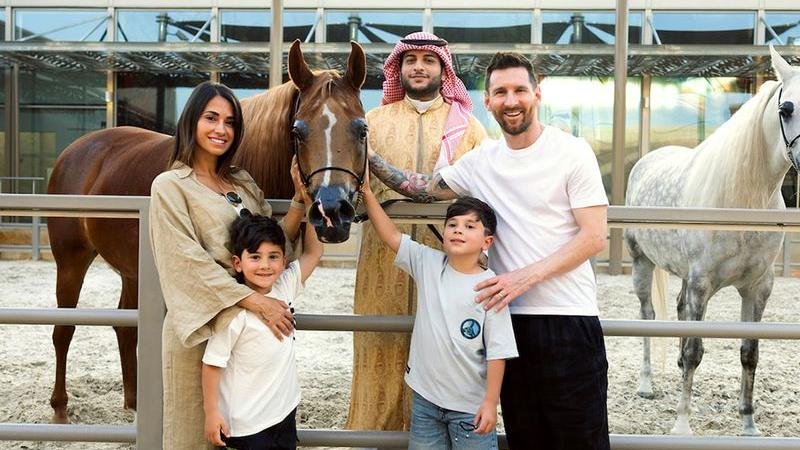 מסי, אשתו ובניו, בחוות סוסים. צילום: לשכת התיירות הסעודית