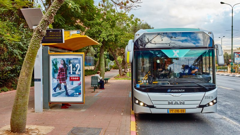 תחנת אוטובוס בראשון לציון. צילום: שאטרסטוק