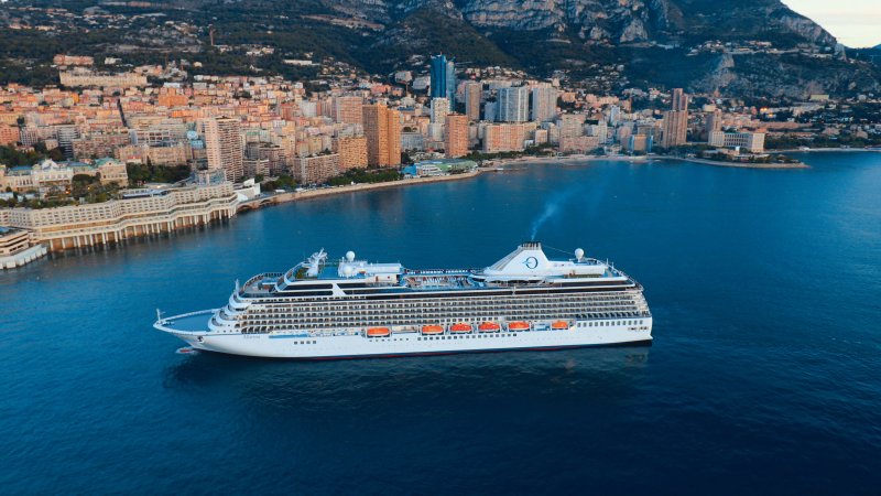 האוניה Marina על רקע מונטה קרלו. צילום: Oceania Cruises