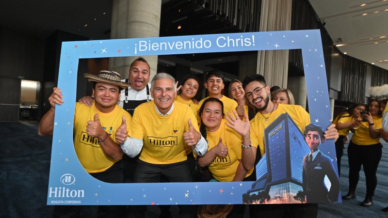 במרכז, נשיא הילטון בביקור ב- Hilton Bogota Corferias. צילום: Hilton