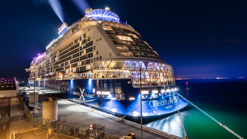 Night view of Celebrity Cruises ship Apex. צילום: Shutterstock 