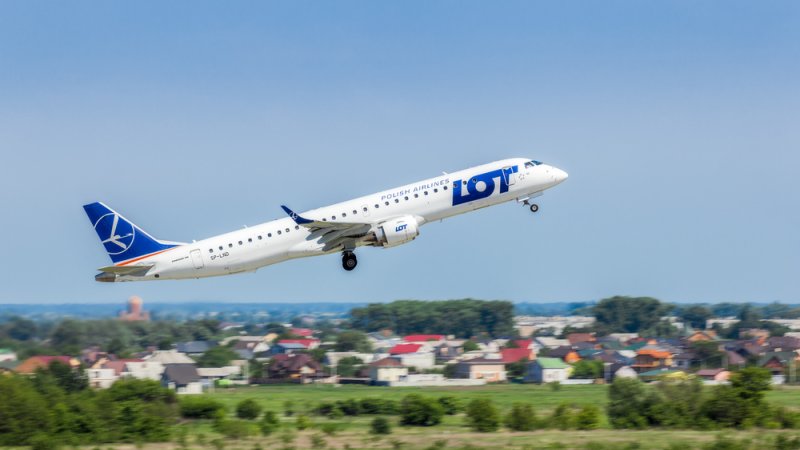 מטוס Embraer 195 של LOT. צילום: Shutterstock 