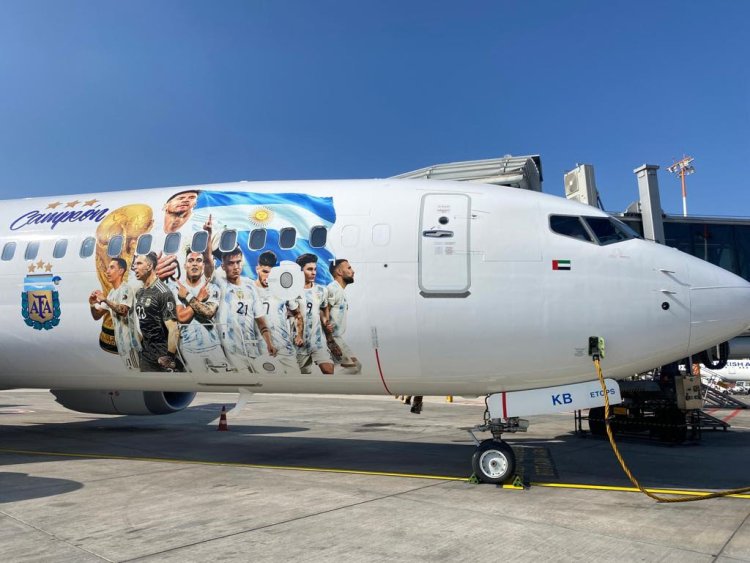 מסי ונבחרת ארגנטינה על מטוס פליידובאי בנתב״ג. צילום: דיאנה שטרנברג