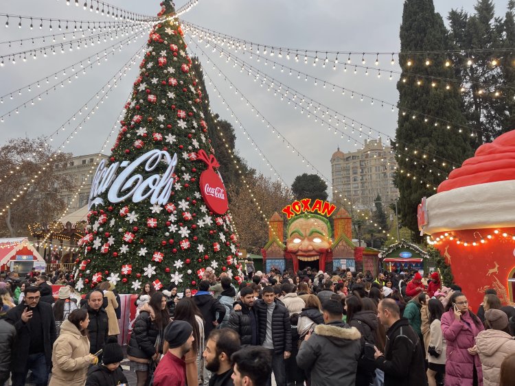 שוק כריסמס ברחוב ניזאמי, באקו. צילום: רואי אזולאי