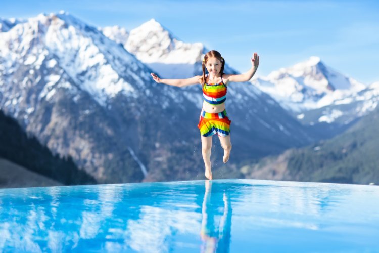 חוויה גם לילדים. בריכת אינפיניטי באתר ספר בשווייץ. צילום: Shutterstock
