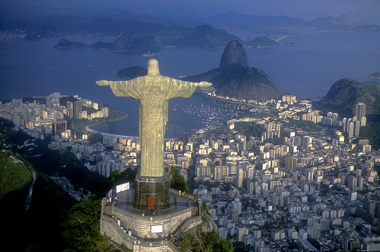 אחד משבעת פלאי תבל המודרניים. הפסל המשקיף על ריו דה ז׳נרו. צילום: Shutterstock