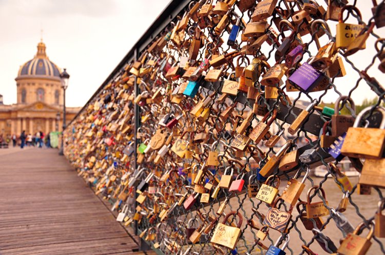גשר האמנויות, כשמנעולים (ואהבה) נחשבו לבטיחותיים. צילום: Shutterstock