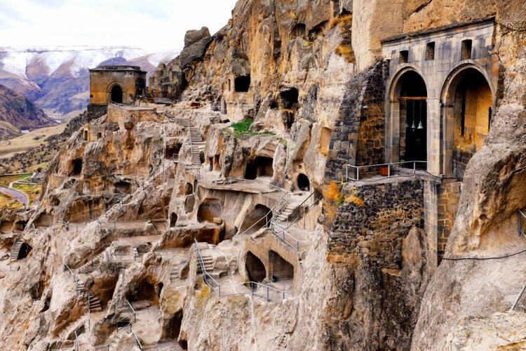 עיר המערות וארדזיה, החצובה בסלע ומיושבת עוד מתקופת הברונזה הוסבה בימי הביניים למנזר, הפעיל עד עצם היום הזה. צילום: Shutterstock
