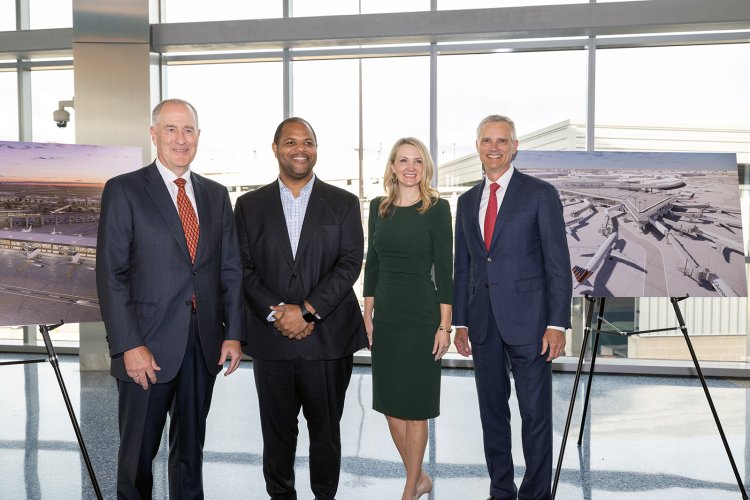 משמאל: מנכ״ל DFW, ראש עיריית דאלאס, ראשת עייית פורט וורת׳ ומנכ״ל אמריקן. צילום: Amertican Airlines