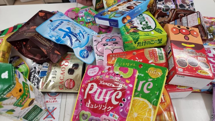 ואי אפשר שלא לקנות ממתקים יפנים בחנויות נוחות הפתוחות עד מאוחר גם באקיטה