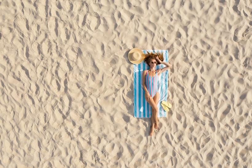 כבר אי אפשר סתם להגיע עם מגבת לחוף (צילום: Shutterstock)