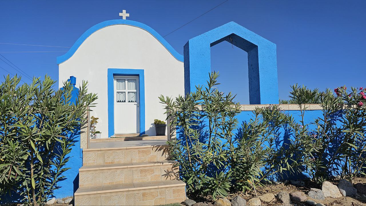 כנסייה יוונית קטנה בצד הדרך. צילום: אירה מקיינקו