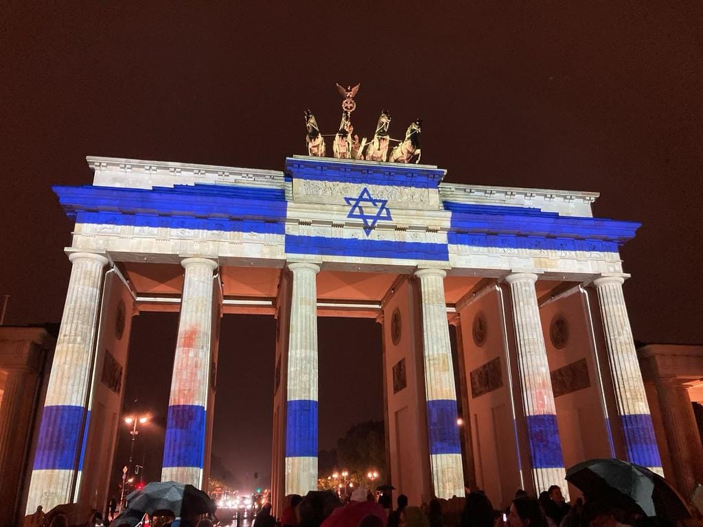 שער ברנדנבורג מואר בברלין, אמש (צילום: משרד החוץ)