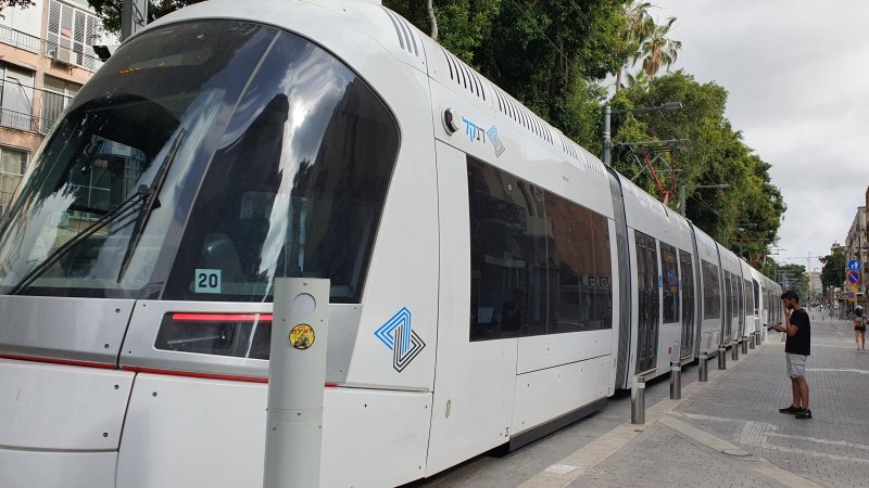 הרכבת הקלה, בתחנה בתל אביב. צילום: שאטרסטוק