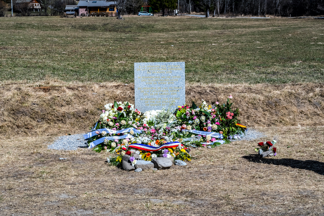 אנדרטה בצרפת לזכר הרוגי טיסת ג'רמן ווינגס ב-2015 (צילום: SHUTTERSTOCK)