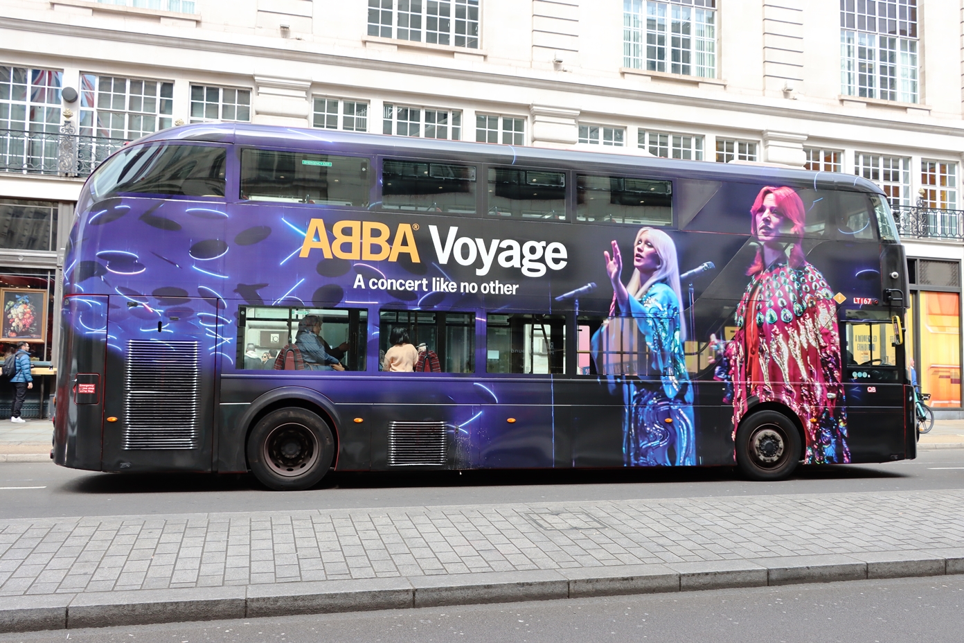 אוטובוס פרסומת למופע של להקת אבבא בלונדון. גם הם בחגיגות (צילום: SHUTTERSTOCK)
