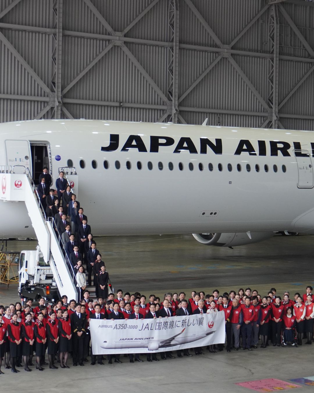 החגיגות בנמל התעופה של טוקיו לצד מטוס ה-A350 החדש, שלשום (צילום: JAL)