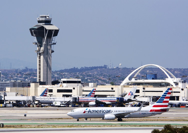 מטוס אמריקן איירליינס ב-LAX (צילום: SHUTTERSTOCK)