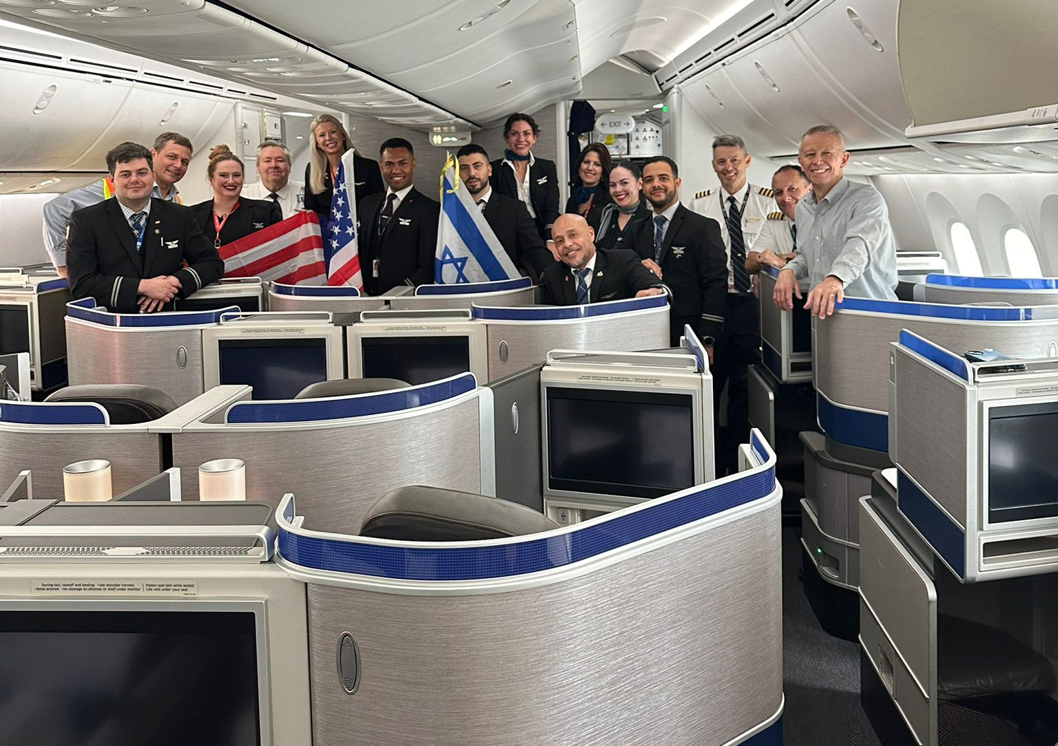 צוות United על המטוס בישראל (צילום: באדיבות UNITED)