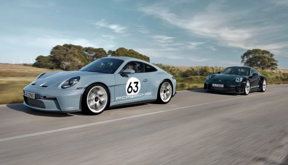 Porsche 911 S/T עם חבילת העיצוב Heritage לצד Porsche 911 S/T. צילום: 2023, Porsche AG
