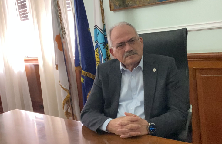 ''להשקיב לאנשי הנדל''ן המקומיים''. ראש העיר ניקולאדיס (צילום: עמית קוטלר(