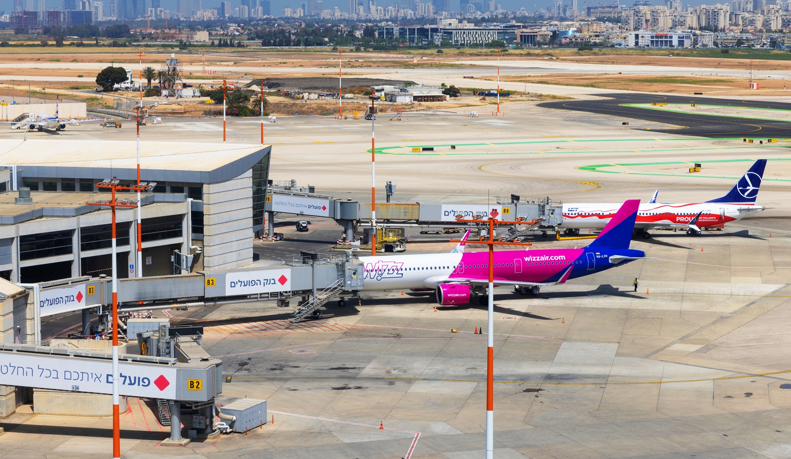 מטוסי LOT ו-WIZZ AIR בנתב"ג. "אי ודאות לגבי השווקים" (צילום: SHUTTERSTOCK)