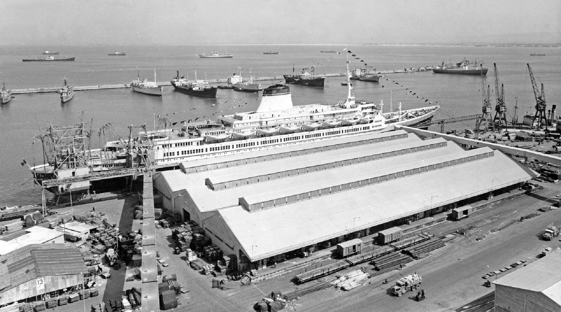 האנגר הישן בנמל חיפה בשנות ה-60