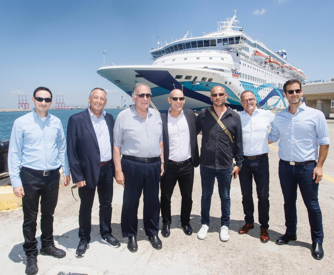 בכירי הנמל ומנו ספנות עם ראש העיר חיפה (צילום: גיל נחושתן, דוברות נמל חיפה)