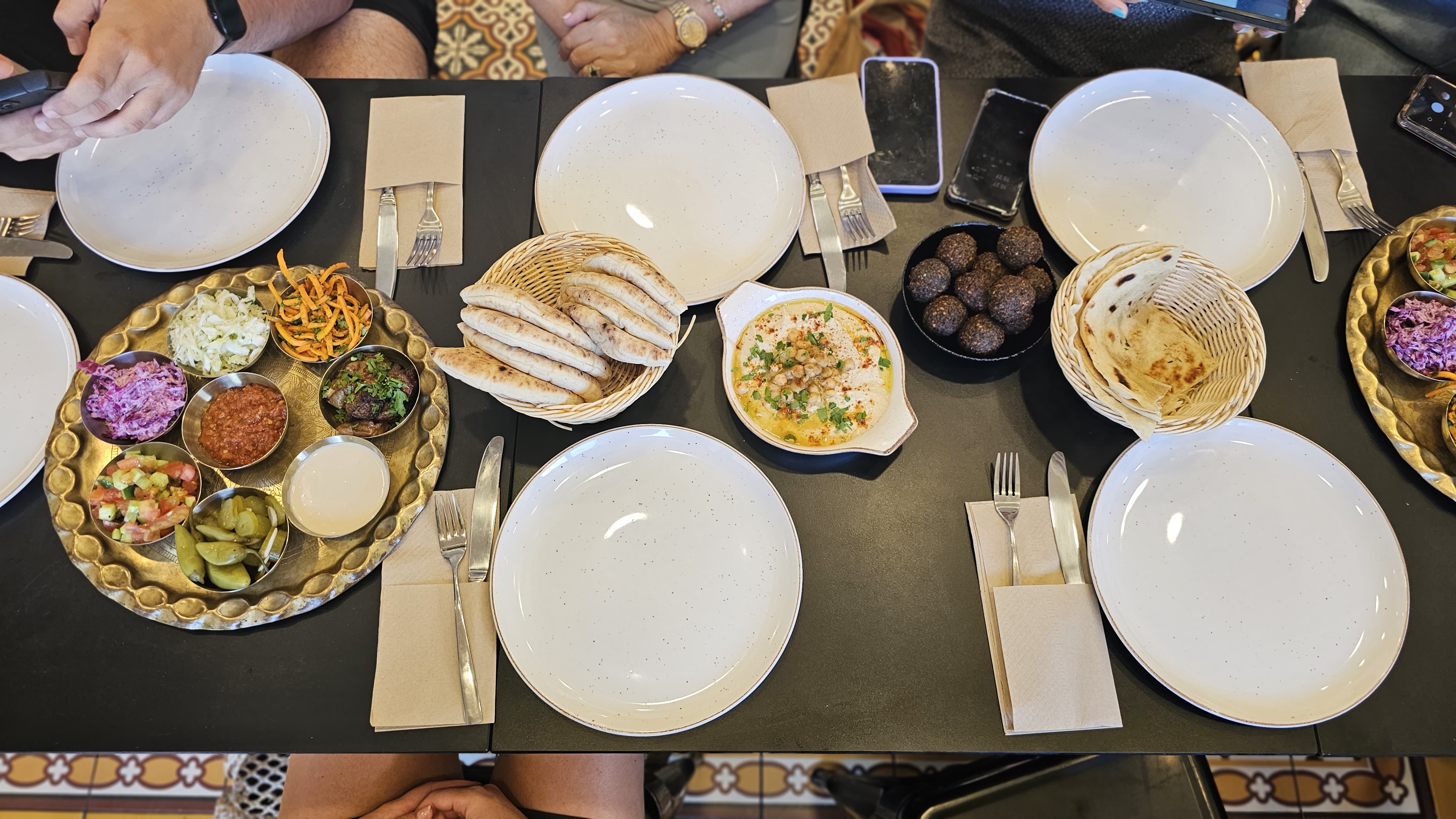 פותחים שולחן ישראלי במסעדת סבא. צילום: אירה מקיינקו