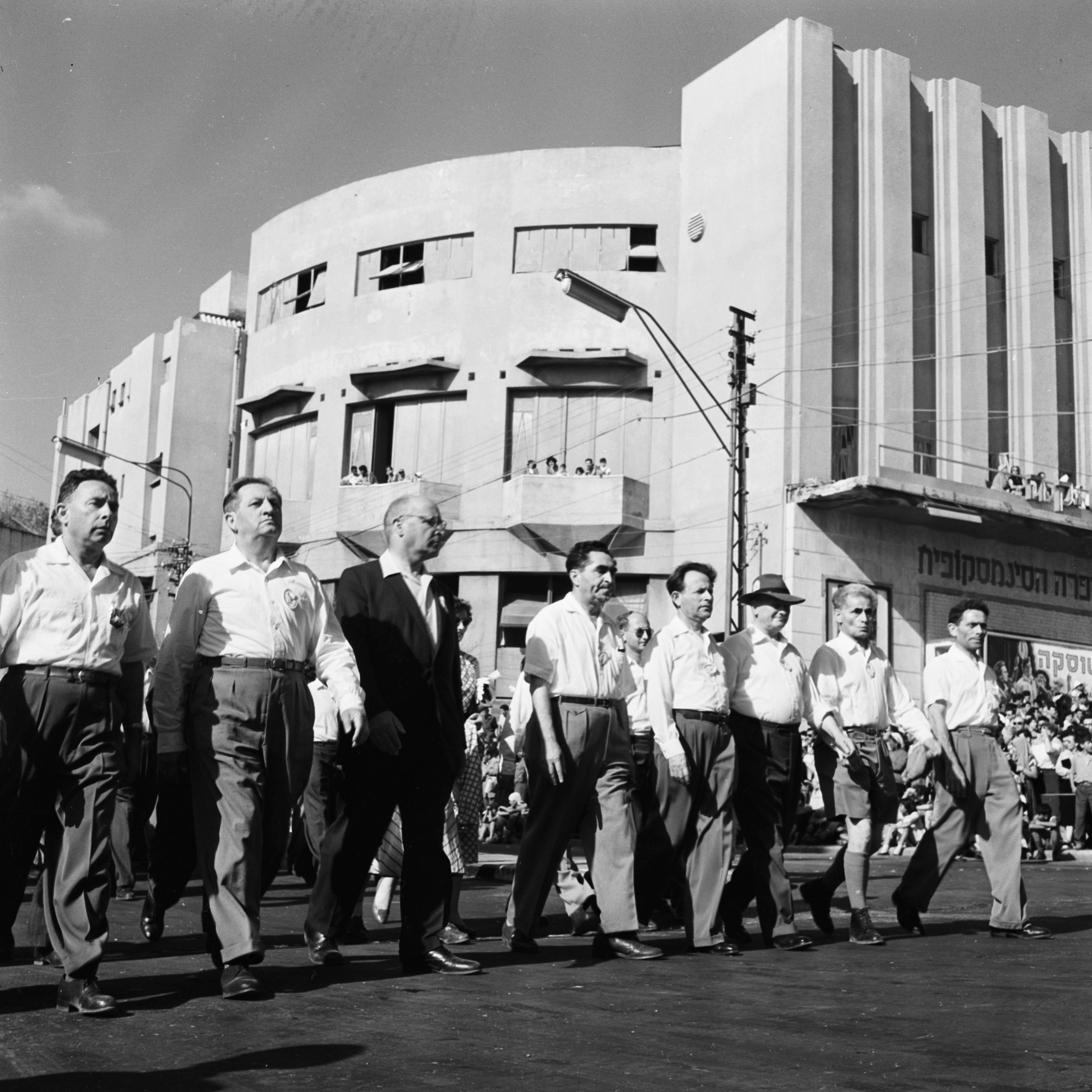 צעדת 1 במאי, 1959 (צילום: וילי פולנדר, באדיבות הארכיון העירוני של עיריית תל אביב)