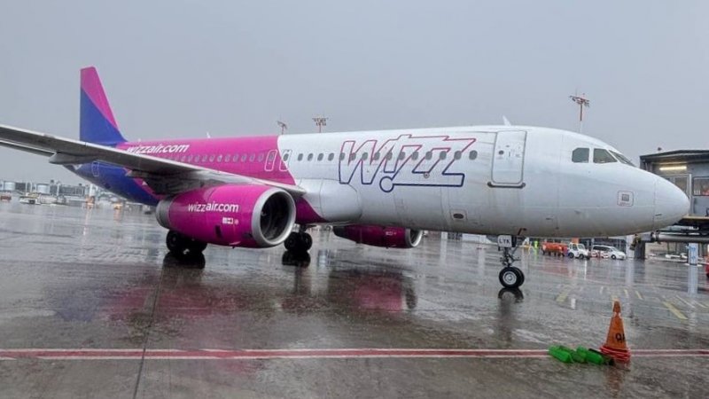 WIZZ AIR על המסלול הרטוב בנתב"ג, היום (צילום: באדיבות עמוד האינסטגרם של נתב"ג)