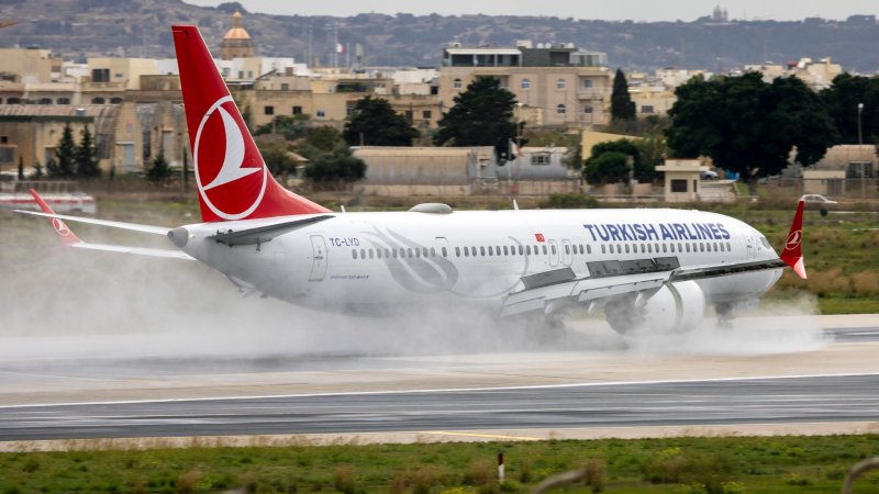 מטוס Turkish Airlines נוחת במלטה