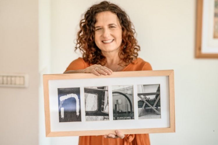 חשיבה מחוץ לקופסא. מיכל בן יעקב עם המילה אהבה. צילום: שיראל פרומקין